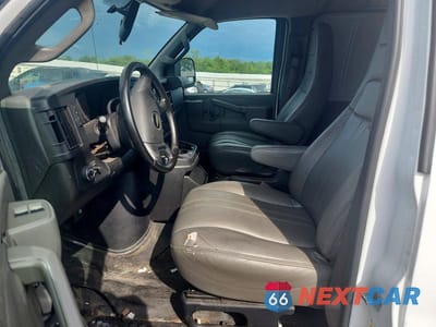Zdjęcie 7 z 13 samochodu: 2021 CHEVROLET EXPRESS G2500 DELIVERY VAN VIN:1GCWGAFP4M1305680 - miniatura