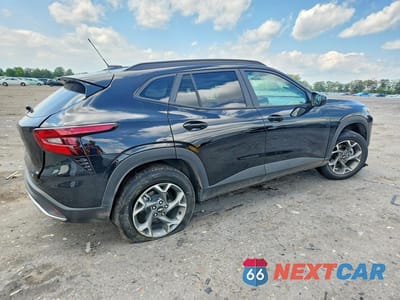 Trzecie zdjęcie samochodu z tyłu: 2026 CHEVROLET TRAX 1LT VIN:KL77LHEP0TC044378 - miniatura