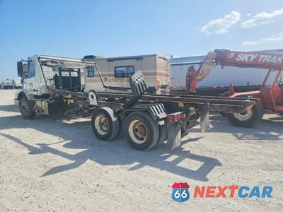 Trzecie zdjęcie samochodu z tyłu: 2019 VOLVO VHD ROLLBACK TOW TRUCK VIN:4V5KC9DH1KN905731 - miniatura