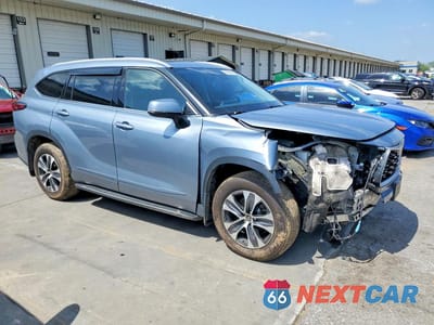 Czwarte zdjęcie samochodu z boku: 2022 TOYOTA HIGHLANDER XLE VIN:5TDHZRBH9NS244900 - miniatura