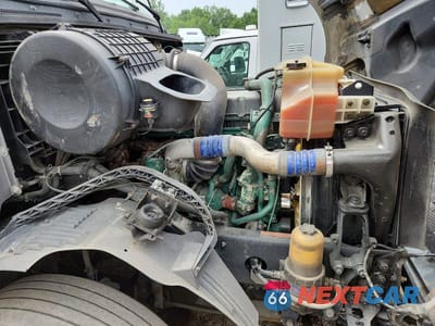 Zdjęcie 11 z 14 samochodu: 2016 VOLVO VNL SEMI TRUCK VIN:4V4NC9EH9GN948365 - miniatura