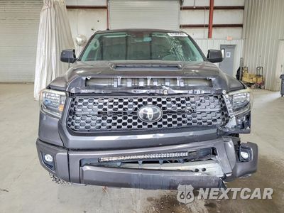 Piąte zdjęcie samochodu w środku: 2018 TOYOTA TUNDRA CREWMAX SR5 VIN:5TFDY5F19JX724494 - miniatura