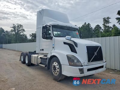 Czwarte zdjęcie samochodu z boku: 2016 VOLVO VNL SEMI TRUCK VIN:4V4NC9EG4GN929956 - miniatura
