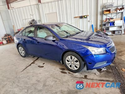 Czwarte zdjęcie samochodu z boku: 2013 CHEVROLET CRUZE LS VIN:1G1PA5SH8D7288982 - miniatura