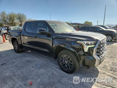 Czwarte zdjęcie samochodu z boku: 2024 TOYOTA TUNDRA PLATINUM HV VIN:5TFNC5DB9RX079582 - miniatura