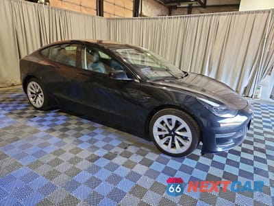 Czwarte zdjęcie samochodu z boku: 2022 TESLA MODEL 3 VIN:5YJ3E1EA1NF304663 - miniatura