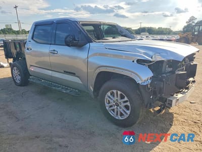 Czwarte zdjęcie samochodu z boku: 2023 TOYOTA TUNDRA SR5 VIN:5TFLA5DB8PX112890 - miniatura