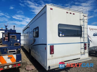 Trzecie zdjęcie samochodu z tyłu: 2002 FORD ECONOLINE E450 SUPER DUTY CUTAWAY VAN VIN:1FDXE45S92HB31039 - miniatura