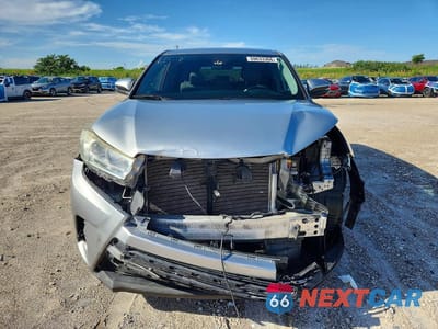 Piąte zdjęcie samochodu w środku: 2019 TOYOTA HIGHLANDER LE VIN:5TDZARFH3KS047464 - miniatura