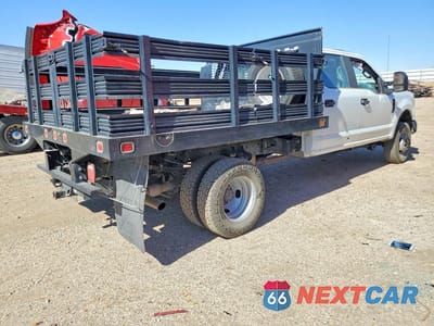 Trzecie zdjęcie samochodu z tyłu: 2022 FORD F350 SD 4WD 6.2L V8 STAKE BED VIN:1FD8W3H62NED17361 - miniatura