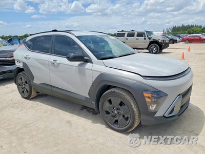 Czwarte zdjęcie samochodu z boku: 2026 HYUNDAI KONA SEL SPORT VIN:KM8HF3AB4TU410392 - miniatura