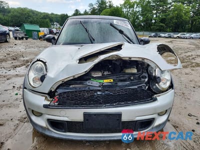 Piąte zdjęcie samochodu w środku: 2011 MINI COOPER S VIN:WMWSV3C55BTY20091 - miniatura