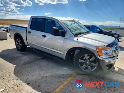 Czwarte zdjęcie samochodu z boku: 2015 NISSAN TITAN SV VIN:1N6AA0EC4FN504127 - miniatura