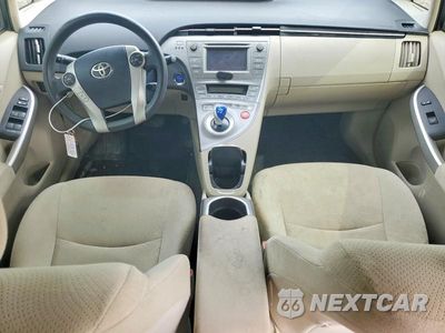 Zdjęcie 8 z 13 samochodu: 2015 TOYOTA PRIUS TWO VIN:JTDKN3DU4F1960997 - miniatura