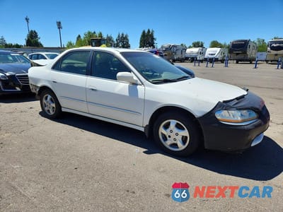 Czwarte zdjęcie samochodu z boku: 1998 HONDA ACCORD EX VIN:1HGCG5652WA130486 - miniatura