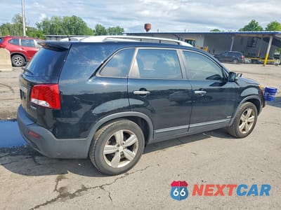 Trzecie zdjęcie samochodu z tyłu: 2013 KIA SORENTO EX VIN:5XYKUDA25DG412760 - miniatura