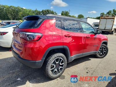 Trzecie zdjęcie samochodu z tyłu: 2025 JEEP COMPASS TRAILHAWK VIN:3C4NJDDN3ST556700 - miniatura