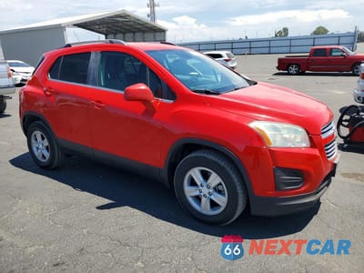 Czwarte zdjęcie samochodu z boku: 2015 CHEVROLET TRAX 1LT VIN:3GNCJRSB4FL196623 - miniatura