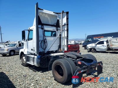 Drugie zdjęcie samochodu z przodu: 2018 VOLVO VNL SEMI TRUCK VIN:4V4N39TG8JN892467 - miniatura