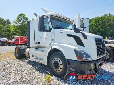 Czwarte zdjęcie samochodu z boku: 2013 VOLVO VN VNL VIN:4V4N39EG4DN142369 - miniatura