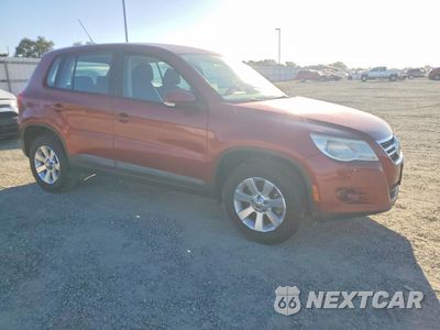 Czwarte zdjęcie samochodu z boku: 2010 VOLKSWAGEN TIGUAN S/SE/SEL VIN:WVGAV7AX4AW000474 - miniatura