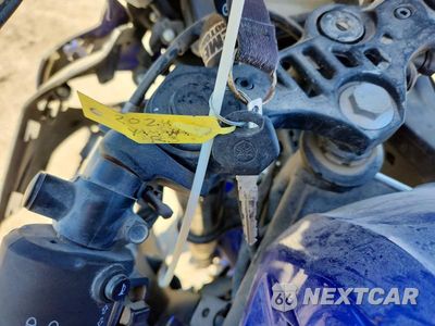 Zdjęcie 8 z 9 samochodu: 2024 YAMAHA YZFR3 A VIN:MH3RH18Y6RK014374 - miniatura