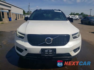 Piąte zdjęcie samochodu w środku: 2022 VOLVO XC40 T5 R-DESIGN VIN:YV4162UM6N2648611 - miniatura
