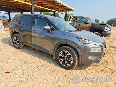 Czwarte zdjęcie samochodu z boku: 2021 NISSAN ROGUE SV VIN:5N1AT3BB0MC702363 - miniatura