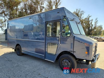Czwarte zdjęcie samochodu z boku: 2020 FREIGHTLINER CHASSIS M LINE WALK-IN VAN VIN:4UZAC2EA2LCLZ7007 - miniatura