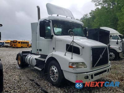 Trzecie zdjęcie samochodu z tyłu: 2014 VOLVO VNM SEMI TRUCK VIN:4V4M19EGXEN170146 - miniatura