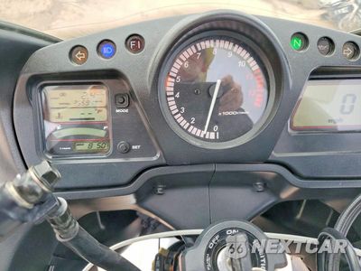 Zdjęcie 7 z 9 samochodu: 2002 HONDA CBR1100 XX VIN:JH2SC35172M500209 - miniatura