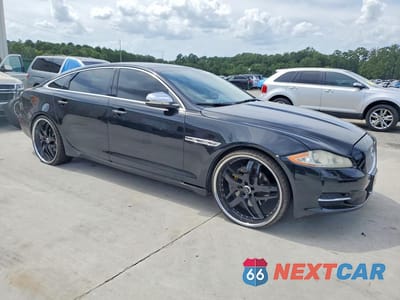 Czwarte zdjęcie samochodu z boku: 2012 JAGUAR XJL VIN:SAJWA2GB1CLV27009 - miniatura
