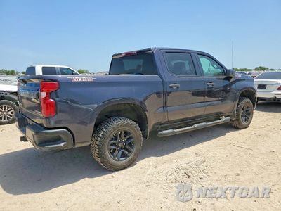 Trzecie zdjęcie samochodu z tyłu: 2024 CHEVROLET SILVERADO K1500 TRAIL BOSS CUSTOM VIN:3GCUDCED9RG426412 - miniatura