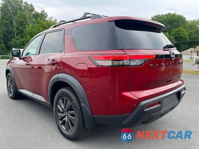 Trzecie zdjęcie samochodu z tyłu: 2023 NISSAN PATHFINDER SV VIN:5N1DR3BC1PC270357 - miniatura