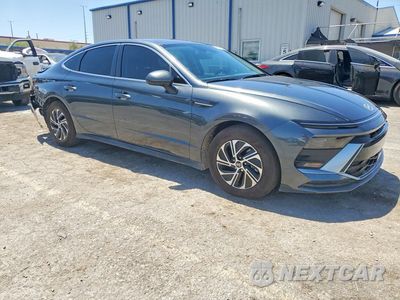 Czwarte zdjęcie samochodu z boku: 2026 HYUNDAI SONATA HYBRID BLUE VIN:KMHL24JJ4TA154498 - miniatura