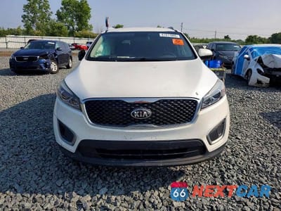 Piąte zdjęcie samochodu w środku: 2016 KIA SORENTO LX VIN:5XYPG4A30GG118628 - miniatura