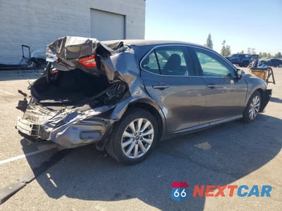Trzecie zdjęcie samochodu z tyłu: 2018 TOYOTA CAMRY LE VIN:4T1B11HK8JU008080 - miniatura
