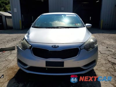 Piąte zdjęcie samochodu w środku: 2016 KIA FORTE LX VIN:KNAFK4A60G5530851 - miniatura