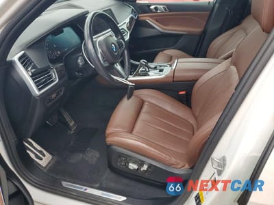 Zdjęcie 7 z 14 samochodu: 2021 BMW X5 M50I VIN:5UXJU4C07M9F80670 - miniatura
