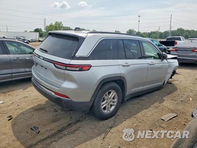 Trzecie zdjęcie samochodu z tyłu: 2025 JEEP GRAND CHEROKEE LAREDO VIN:1C4RJHAG4S8778725 - miniatura