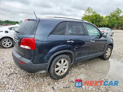 Trzecie zdjęcie samochodu z tyłu: 2013 KIA SORENTO LX VIN:5XYKT3A65DG339941 - miniatura