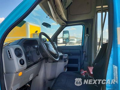 Piąte zdjęcie samochodu w środku: 2018 FORD SHUTTLE BUS VIN:1FDXE4FS3JDC28113 - miniatura