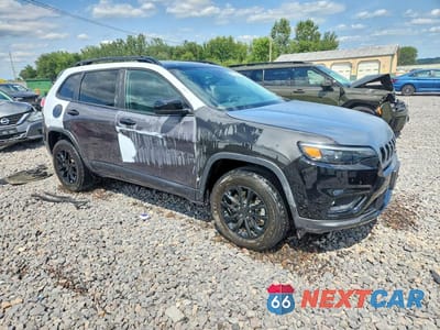 Czwarte zdjęcie samochodu z boku: 2023 JEEP CHEROKEE ALTITUDE LUX VIN:1C4PJMMB4PD106520 - miniatura