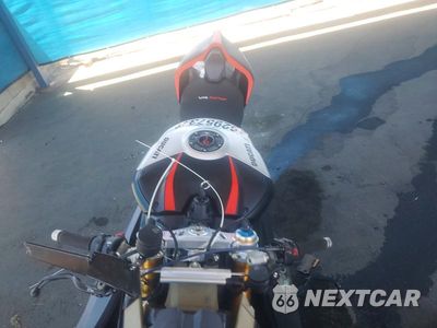 Piąte zdjęcie samochodu w środku: 2023 DUCATI PANIGALE V4S VIN:ZDMDAGWW1PB003950 - miniatura