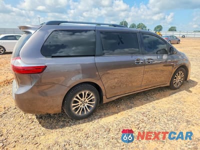 Trzecie zdjęcie samochodu z tyłu: 2018 TOYOTA SIENNA XLE 8-PASSENGER VIN:5TDYZ3DCXJS925169 - miniatura