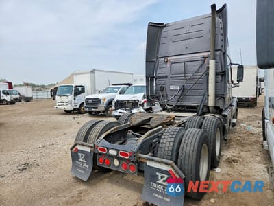 Trzecie zdjęcie samochodu z tyłu: 2016 VOLVO VNL SEMI TRUCK VIN:4V4NC9EH9GN948365 - miniatura
