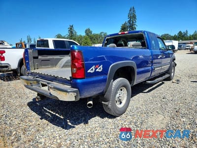 Trzecie zdjęcie samochodu z tyłu: 2004 CHEVROLET SILVERADO K2500 HEAVY DUTY VIN:1GCHK29UX4E198349 - miniatura
