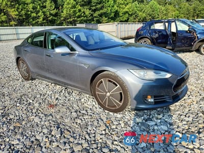 Czwarte zdjęcie samochodu z boku: 2013 TESLA MODEL S VIN:5YJSA1CP0DFP23682 - miniatura