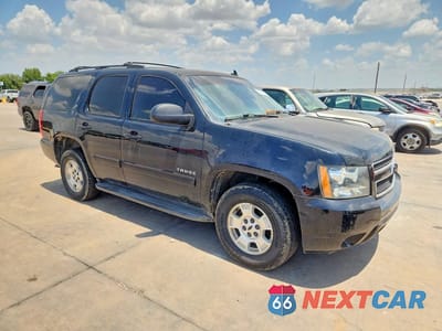 Czwarte zdjęcie samochodu z boku: 2014 CHEVROLET TAHOE C1500 LT VIN:1GNSCBE09ER213589 - miniatura