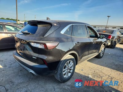 Trzecie zdjęcie samochodu z tyłu: 2020 FORD ESCAPE SE VIN:1FMCU9G6XLUC01218 - miniatura